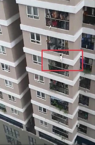 Video: Saving a baby falling from the 12th floor of the apartment building, a real-life superhero appears