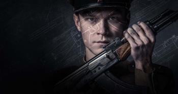 Filme de resenha AK 47 - Kalashnikov (2020) - História de armas lendárias
