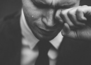 Сводное изображение грустный сын плачет