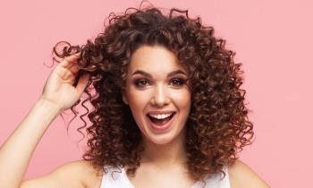 Cómo hacer el cabello rizado en casa: ¡18 métodos efectivos!