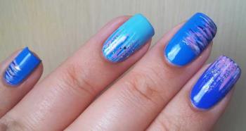 Nail Art celupkan ke dalam warna biru dengan enamel efek Pupa Gel