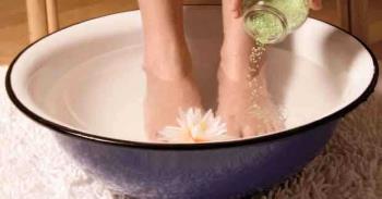 Bain de pieds à faire soi-même et gommage naturel des pieds