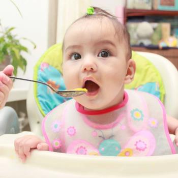 بودرة أطفال لأغذية الأطفال ، هل يجب عليك شراء طعام سريع التحضير أو طهيه لطفلك؟