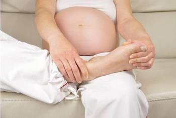 妊娠中の母親に、腫れを防ぎ、よく眠るために足を浸す方法を教えてください