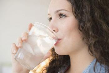 Es ist wahr, dass das Trinken von Eiswasser während der Wehen hilft, ihre Schmerzen zu lindern