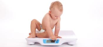 Baby eats well but doesnt gain weight, what should mom do to help children?