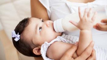 Babys verschlucken sich während des Stillens an Milch - Anzeichen für die Erkennung und rechtzeitige Erste Hilfe