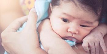Erbrechen bei einem Neugeborenen - Wann ins Krankenhaus gehen und wie auf Ihr Baby aufpassen?