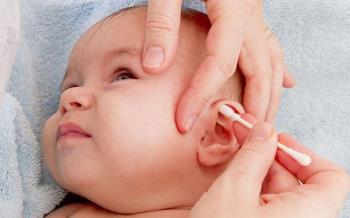 Wie man Babys mit Ohrenentzündungen versorgt und wie man sie verhindert