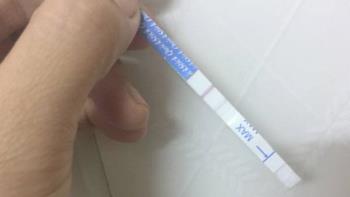 La bandelette de test de grossesse est-elle floue sur les deux lignes, indiquant lexpiration du test? Les résultats sont donc corrects?
