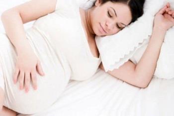 ¿De qué lado debo acostarme de lado durante el último mes de embarazo para que mi bebé pueda respirar y dormir bien? ¡Aprendamos esta posición acostada de inmediato!