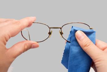 Gözlük çerçevelerindeki yapıştırıcıyı çıkarmanın 4 basit ve etkili yolu