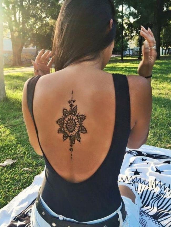 Koleksi pola tato belakang yang paling indah