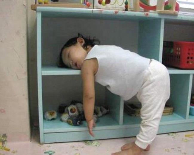 Synthesis pictures of funny sleeping postures can not help laughing