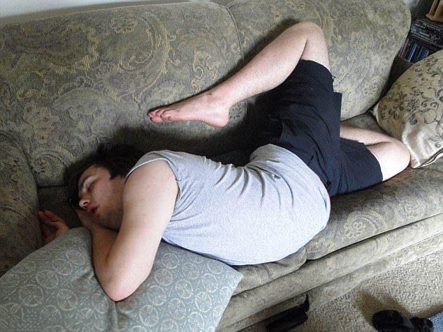 Synthesis pictures of funny sleeping postures can not help laughing