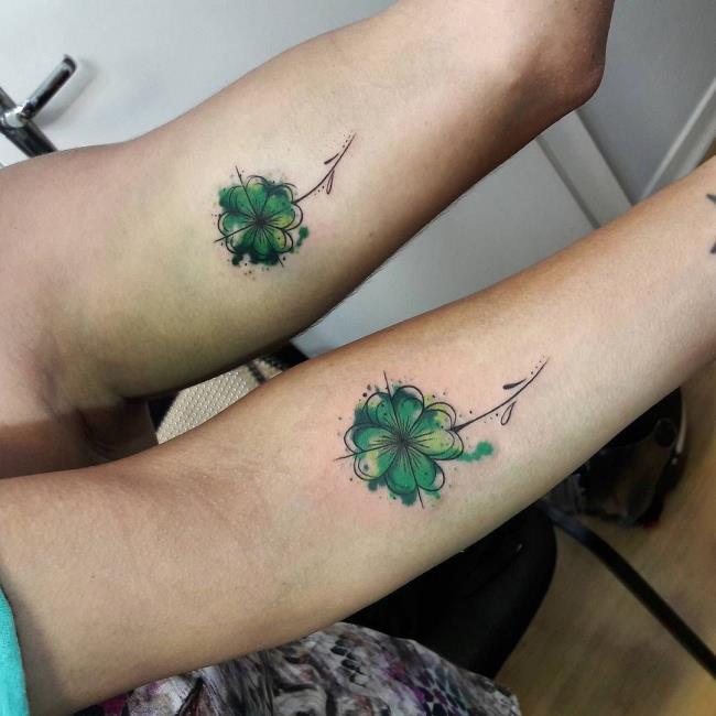 Предложения 50 значимых татуировок с 4 листьями