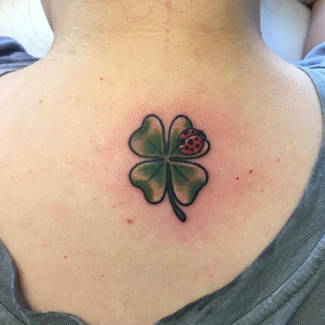 Suggestions de 50 tatouages ​​significatifs d'herbe à 4 feuilles