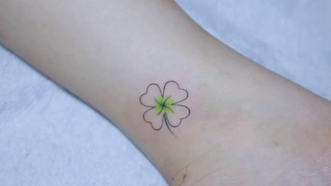 Suggestions de 50 tatouages ​​significatifs d'herbe à 4 feuilles