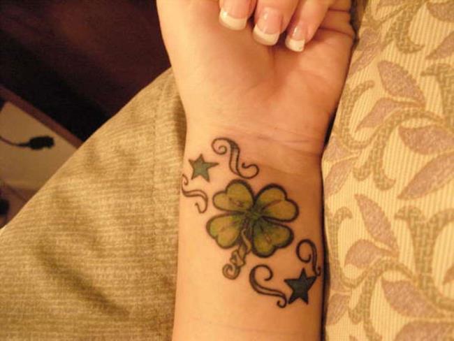 Sugestii de 50 de tatuaje semnificative cu 4 frunze de iarbă