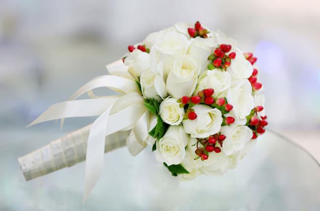 Красивый свадебный букет из тюльпанов 