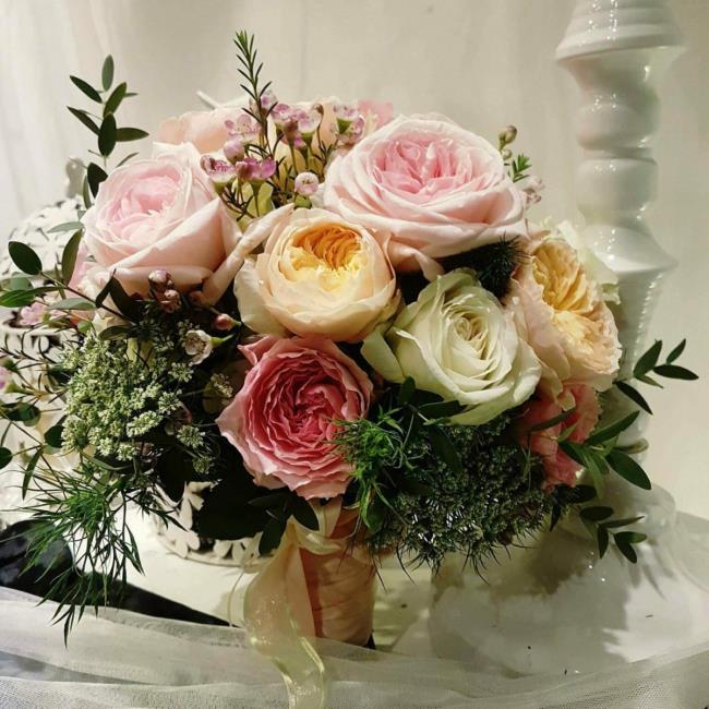 Pictures of beautiful rose wedding bouquets 