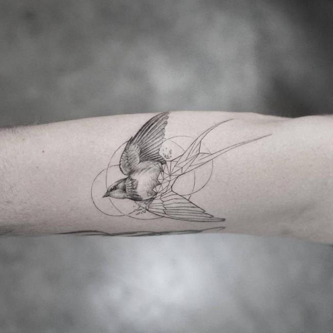 Mengesyorkan 50+ corak tatu burung walet yang paling indah