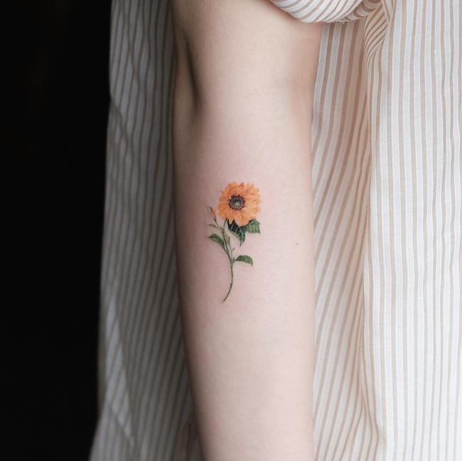 Foto's van prachtige chrysanthemum-tatoeages