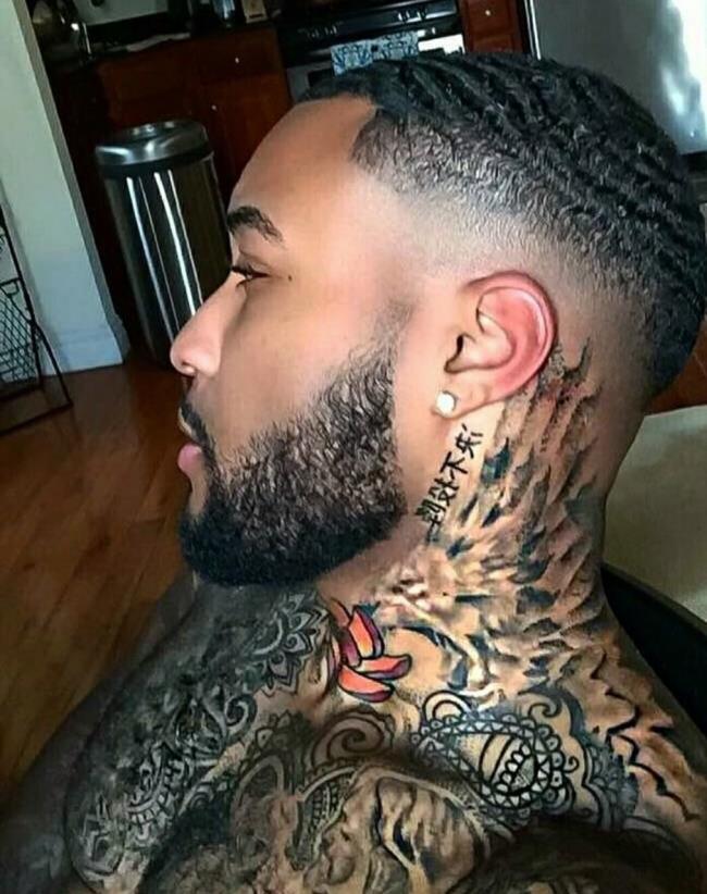 Mencadangkan 50 reka bentuk tatu leher lelaki yang unik dan unik
