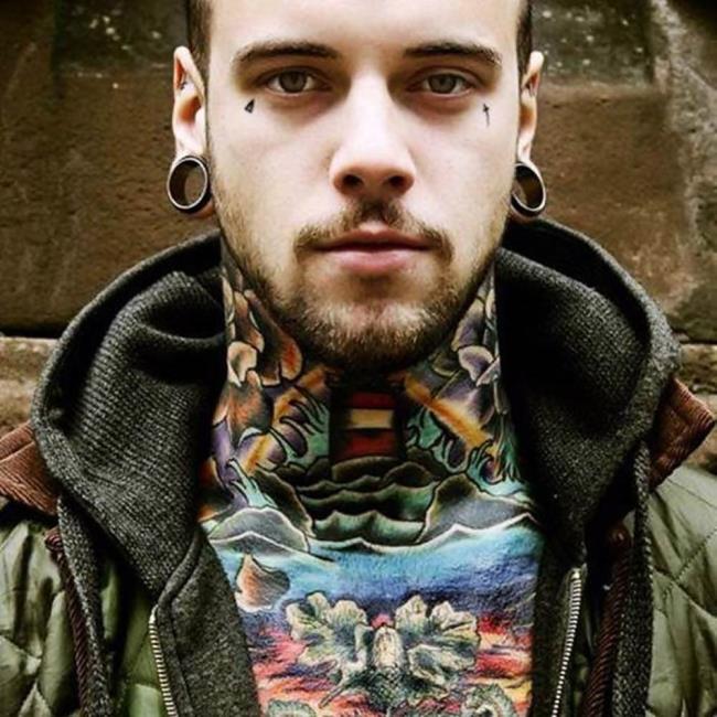 Mencadangkan 50 reka bentuk tatu leher lelaki yang unik dan unik