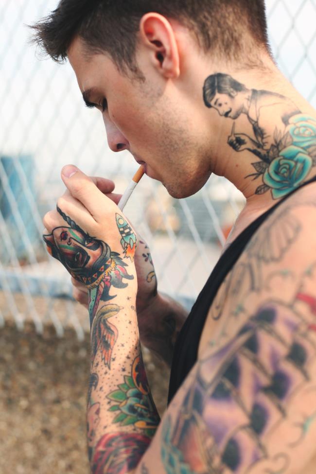 Suggérant 50 conceptions de tatouage de cou pour hommes uniques et uniques