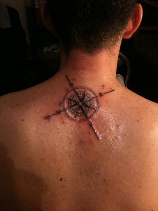 Suggerendo 50 disegni unici e unici di tatuaggi sul collo da uomo