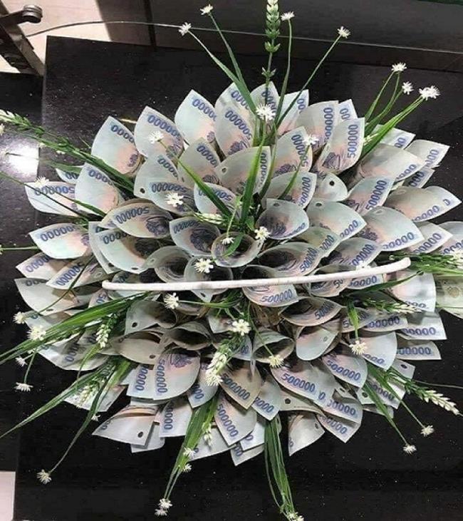 Gambar bunga ulang tahun yang dibuat dengan uang yang indah 