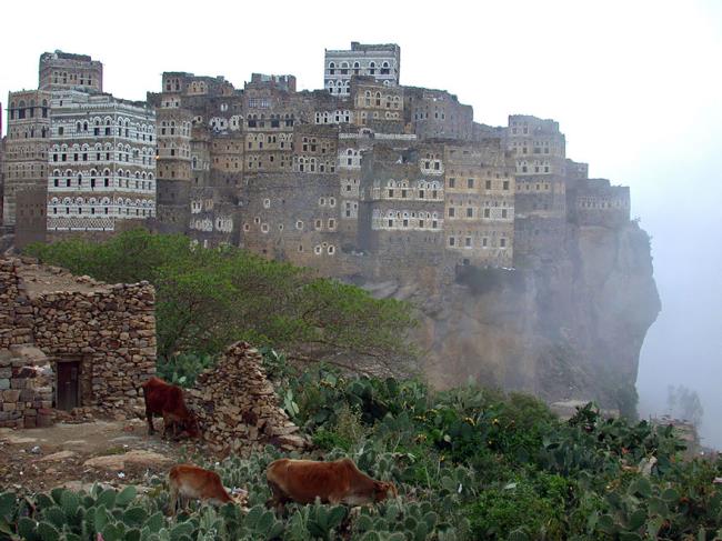 Image composite d'une ville sur une falaise