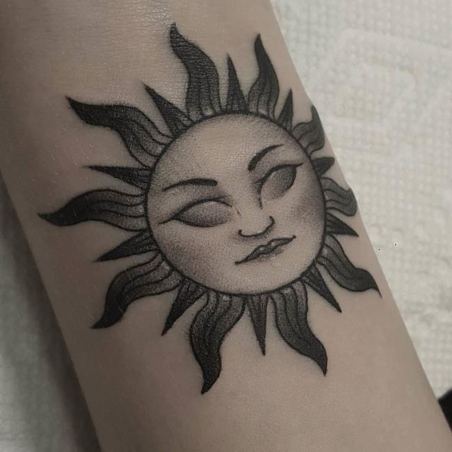 Коллекция крайне новых моделей солнечных татуировок