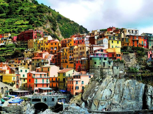 Image composite d'une ville sur une falaise
