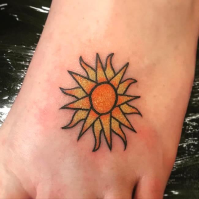 Collezione di nuovissimi modelli di tatuaggi solari