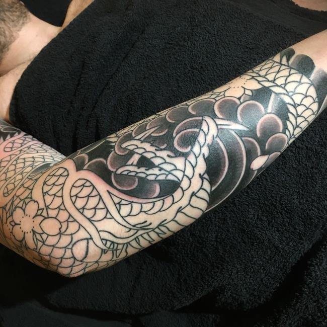 Collection of 50 dragon tattoo patterns on the arm