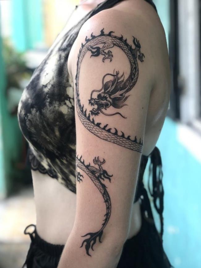 Collezione di 50 disegni del tatuaggio del drago sul braccio