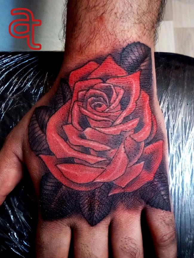 Коллекция самых впечатляющих изображений тату с розами