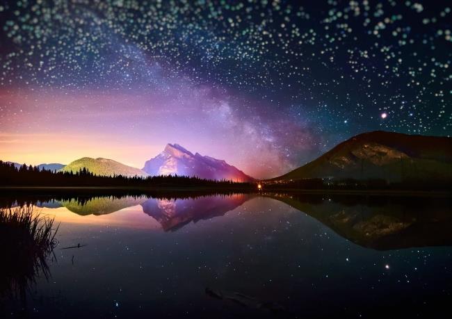 Bilder des schönen funkelnden Nachthimmels 