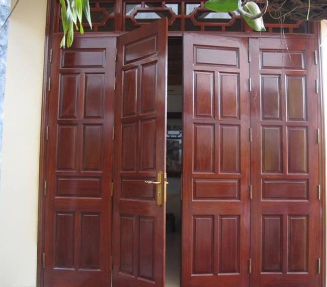 美しい4ドア木製ドアの写真