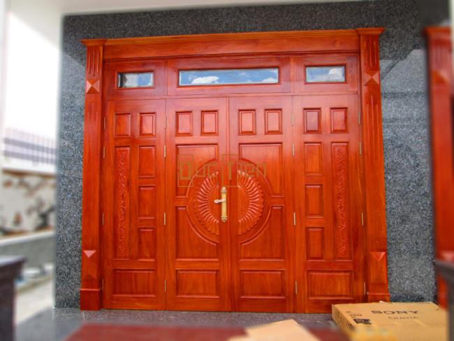 美しい4ドア木製ドアの写真