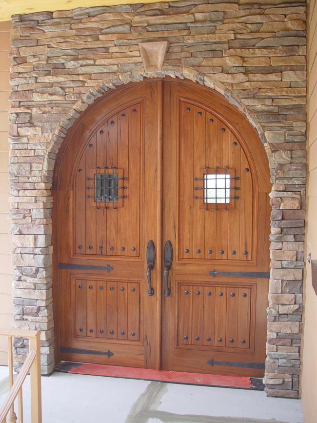 美しい古典的な木製のドアのいくつかの写真