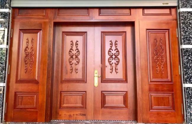 美しい古典的な木製のドアのいくつかの写真