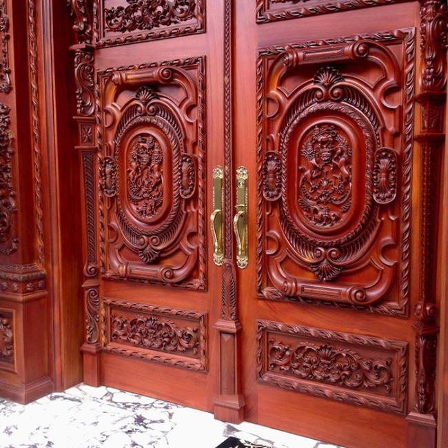 Einige Bilder von schönen klassischen Holztüren