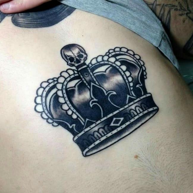 Resumo de padrões de tatuagem de coroa pequena