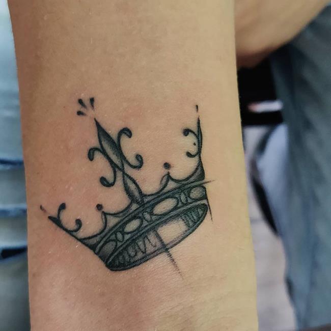 Resumo de padrões de tatuagem de coroa pequena
