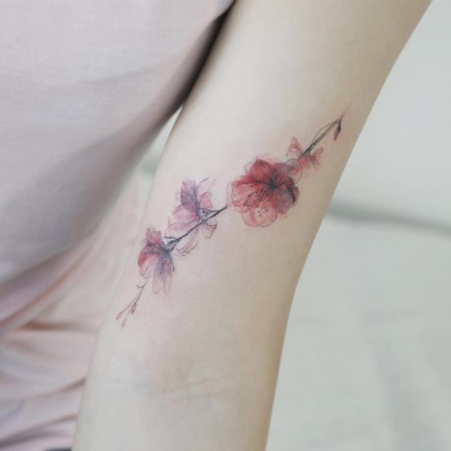Koleksi pola tato bunga holly yang paling indah