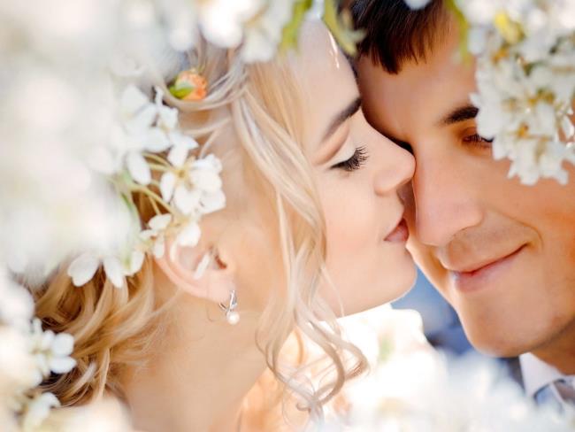Ringkasan gambar ciuman romantik yang paling indah