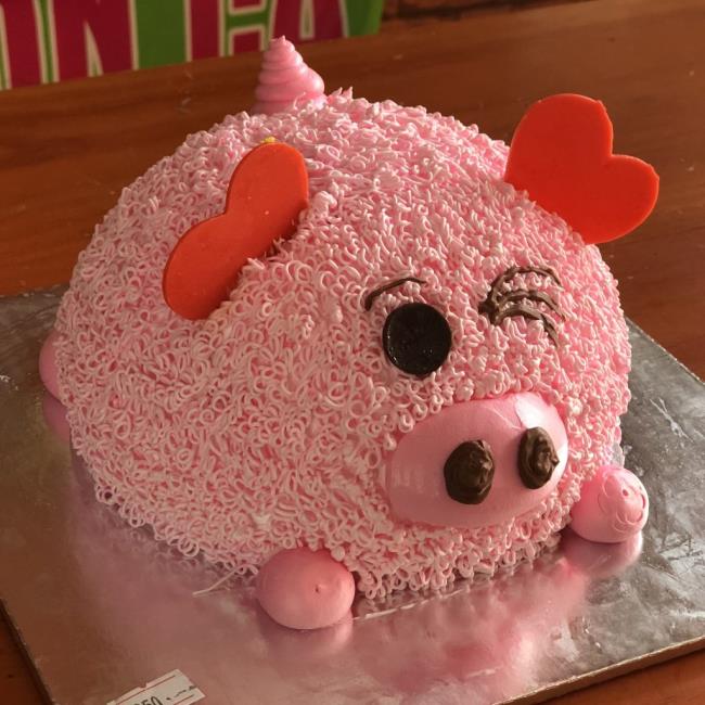 Ringkasan babi berbentuk kek hari jadi yang paling indah